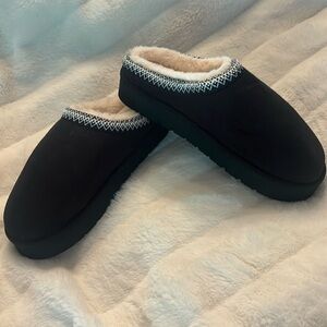 Women’s Black 10 Slip On Faux Fur Lining NEW
